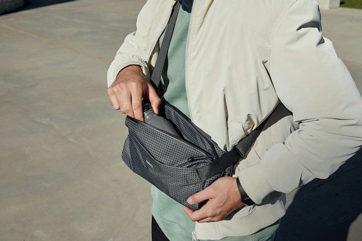 Bellroy Lite Sling – Otevření z obou konců