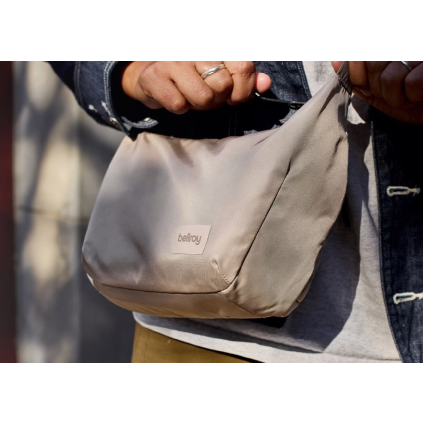 Elegantní crossbody taška Bellroy Laneway Crescent Bag pro každodenní nošení