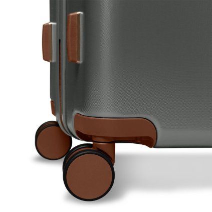 Detail koleček a elegantního provedení kufru SUITSUIT Serenity M
