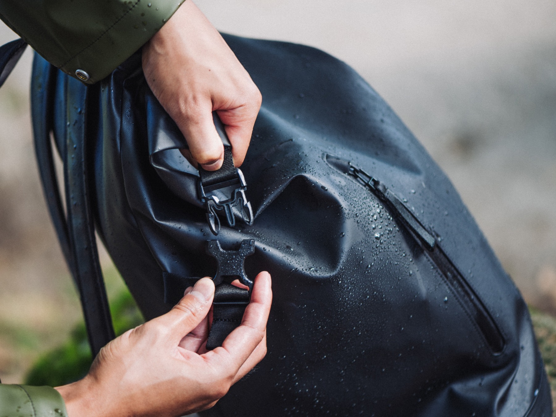 Herschel Roll Top Backpack – rolovací uzávěr